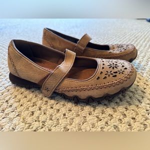 Sketchers brown memory foam shoes